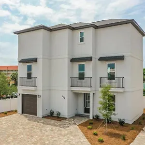 Majestic 3-story Near Beach, Free Wi-fi, Community Pool And Bbq Access Holiday home